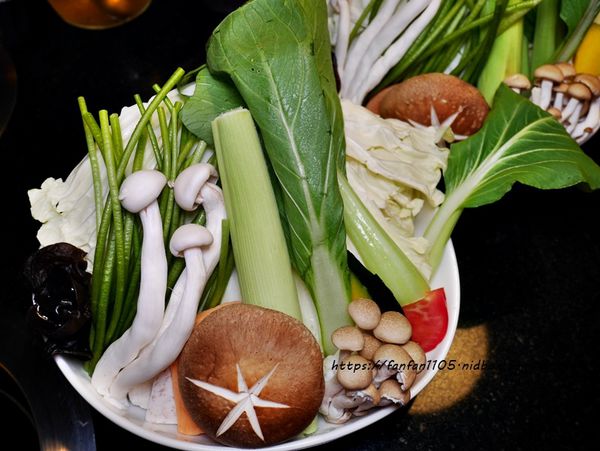 【內湖美食】明水然日式海鮮鍋物 #個人鴛鴦鍋 #黑松露牛奶鍋 #椰子雞鍋 #馬賽蕃茄海鮮 #無菜單鐵板燒 (9).JPG