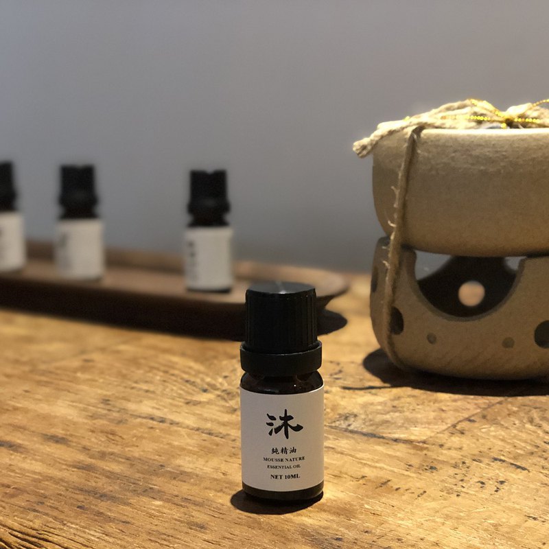 橙花精油 等級：100%芳療純精油 英文：NEROLI ESSENTIAL OIL 學名 ：Citrus Aurantium 蒸餾地 ：英國 規格：10 ML/1280元 工藝 ：100%花朵蒸餾 用