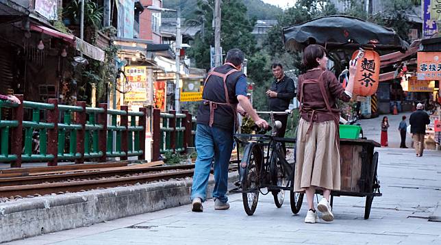 ▲苗可麗重新體驗過去麵茶沿街叫賣的情景