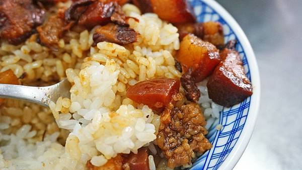 【板橋美食】潘古早味滷肉飯-最強的滷肉飯之一！不輸給名店的味道