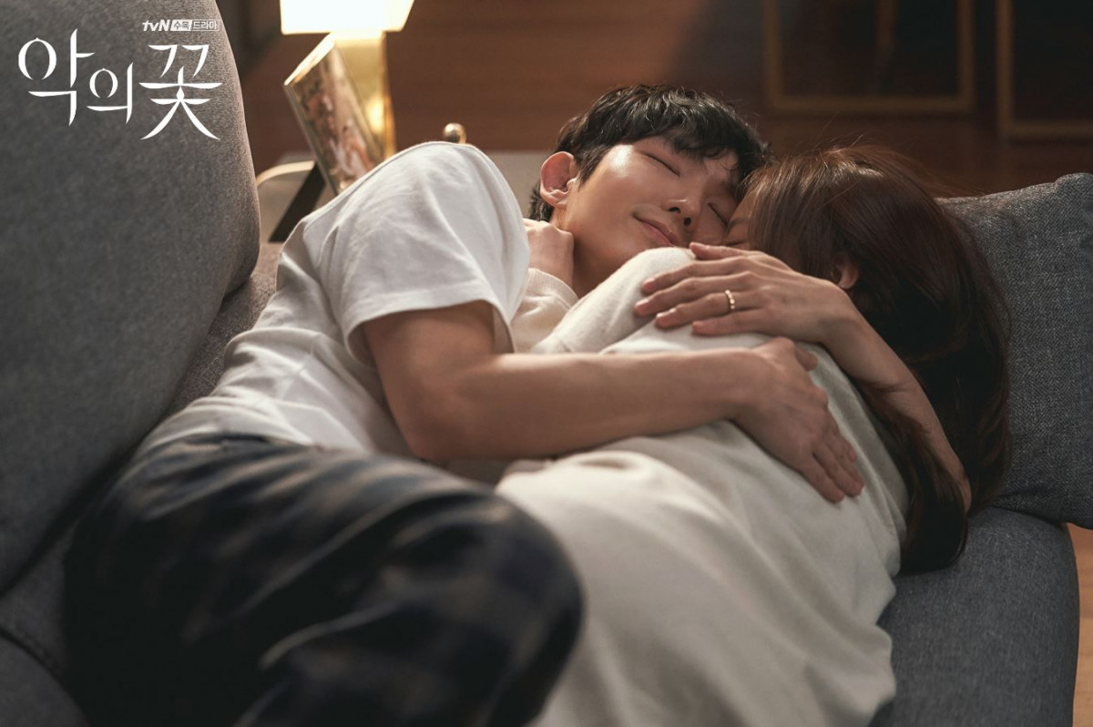 《惡之花》李準基壞得超帶感：向老婆溫柔撒嬌，卻是在套情報