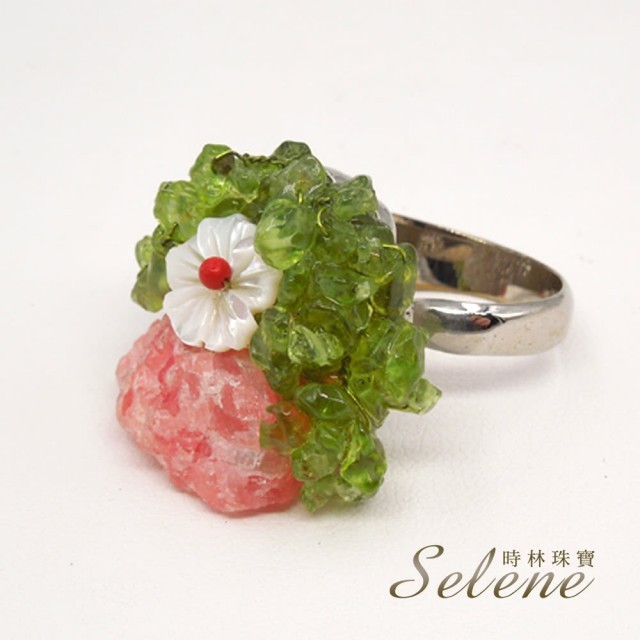 限量設計款 要買要快 【Selene】手作田園風情錦簇花戒(設計款 A) 手作設計造型精緻 阿根廷國寶石為紅紋石 橄欖石又稱太陽之石 商品規格 ◎內容：戒指x1 ◎主石：阿根廷紅紋石，珍珠貝，綠橄欖石