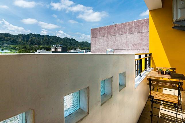 ▲在陽光灑落的陽台上放空，懶洋洋的享受愜意與自在。（圖／藍洋洋民宿)