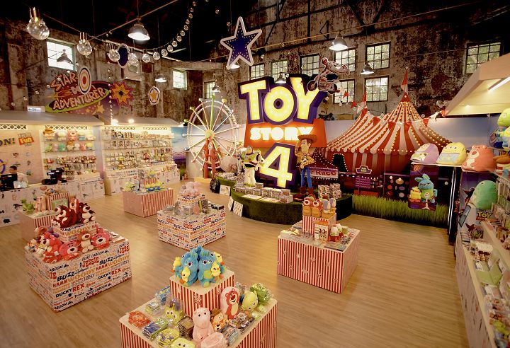 快閃店以「園遊會」為主題，店內集結近千種《玩具總動員》電影周邊。