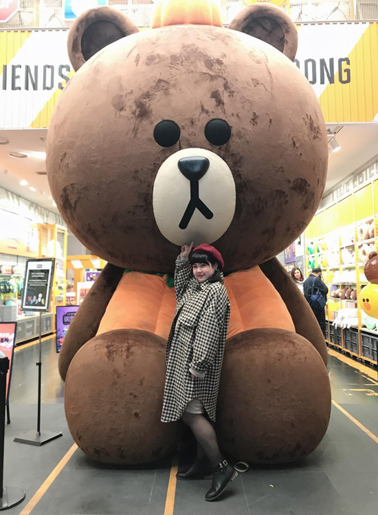 亮亮穿搭 厚片女孩穿搭 黑靴 V口靴 LINE熊大