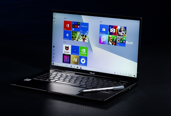 Asus ZenBooK Flip 14 採用 NanoEdge 窄邊框技術，乍看之下就是款極窄邊框的 14 吋筆電。