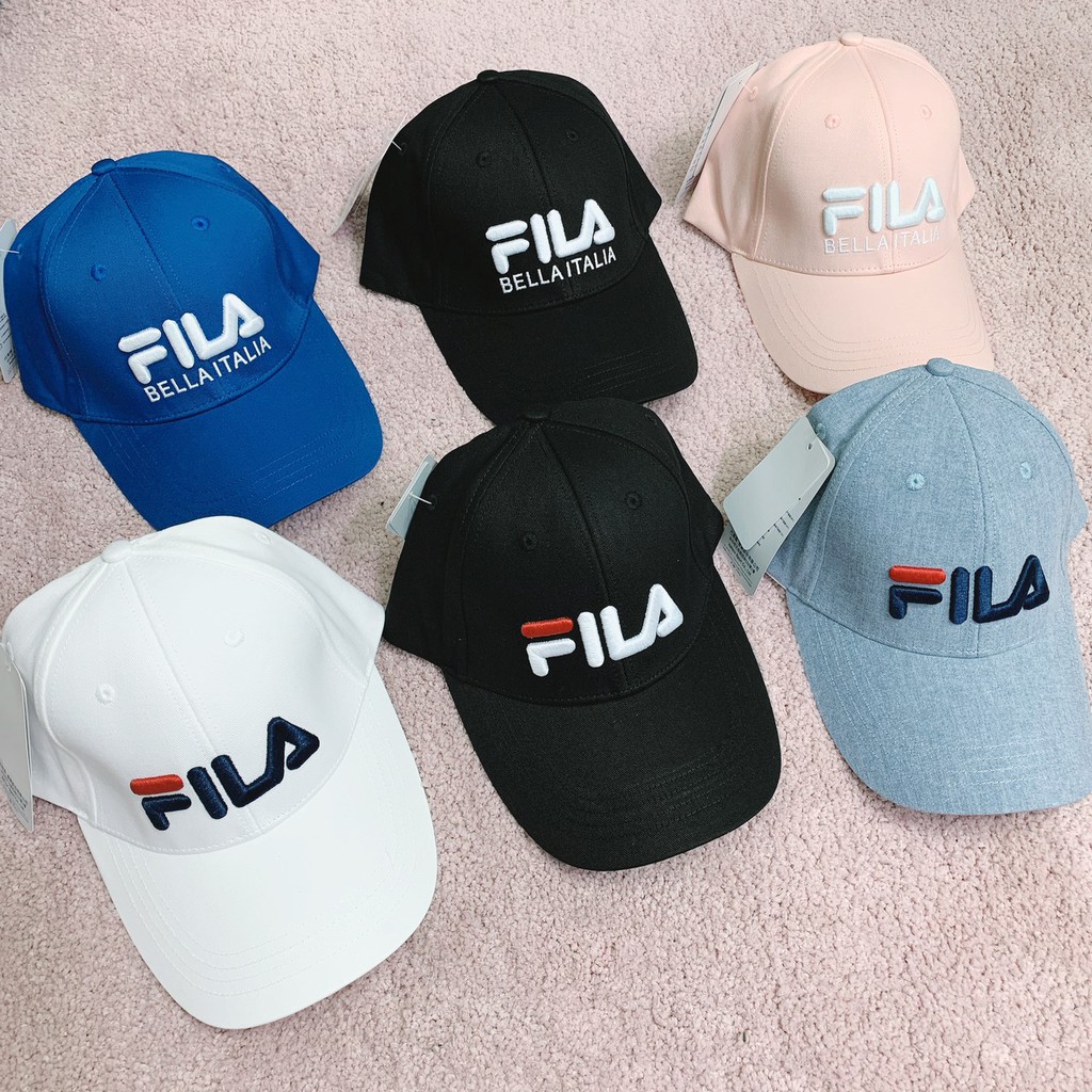 #DOT聚點 #FILA #LOGO #CAP #深藍 #白 #立體 #刺繡 #電繡 #老帽 #復古帽 #棒球帽 #HIPHOP #頑童小春【商品型號】深藍 HTS-5001-NV / 白 HTS-5001-WT 【尺寸】F 魔鬼氈可調式 【材質】100%棉 【產地】台灣製※下標前請先透過聊聊詢問商品尺寸是否有現貨※如未詢問直接下標，視同同意商品需調貨、商品缺貨本賣場可取消訂單※本賣場商品100%正品，皆為各國公司貨※購買後歡迎至FB知名驗鞋社團驗鞋(跳跳人研究室)※如仿冒造假願負法律責任，並全額退款，讓各位買的安心又放心※商品照片會因每台電腦設定而有所差異，對顏色準確度要求甚高者請不要下標※各大品牌多少都會有做工的瑕疵問題，鞋子難免有脫線溢膠鞋盒壓傷等問題，完美主義者請三思※本賣場商品圖片皆為實品拍攝，若發現盜圖或擅用本賣場進行販售，將採取法律途徑