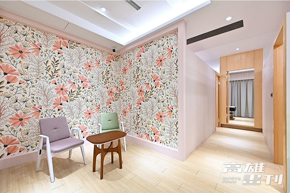 順著樓梯走上二樓空間，清新溫暖的設計風格，讓人放鬆心情，一間間按摩空間提供客人隱私。(攝影/Carter)