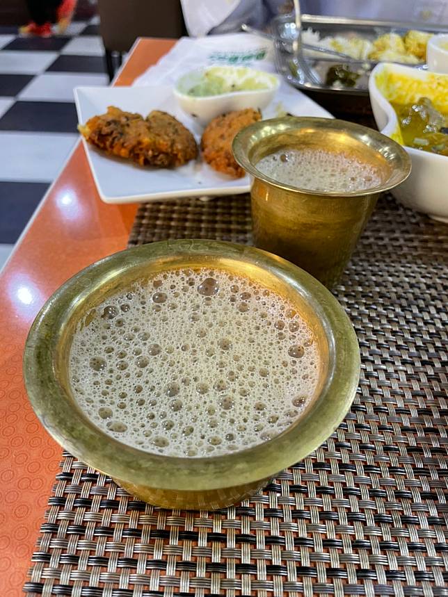 位於台北市和平東路上的「清奈媽媽印度廚房」的拿鐵跟奶茶一樣也有拉過，外觀比奶茶更有特色！(圖片提供/李温文)