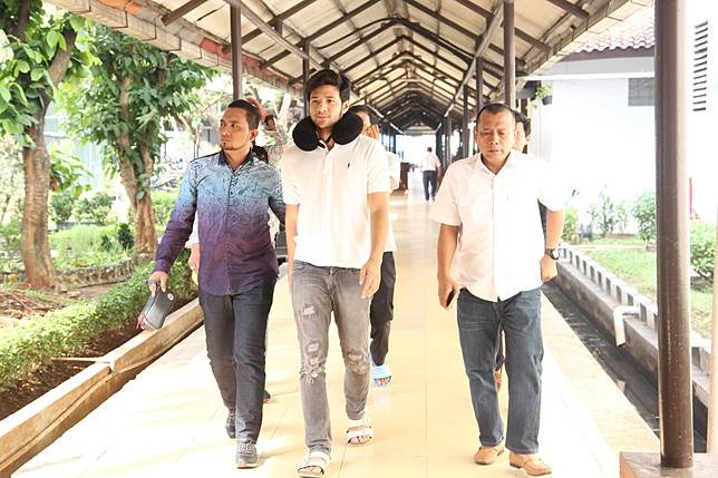 Pakai Bantal Leher, Ammar Zoni Santai Jalani Assessment di BNN