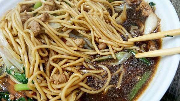 【三重美食】大眼妹泰式小吃-只要80元就能吃到超大份量的泰式料理，CP值爆高！