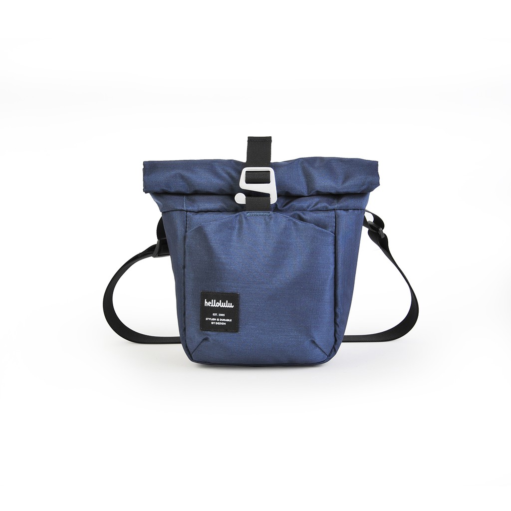 【商品介紹】輕巧的NORRIS是輕裝出行的不二之選，有著可自由調節的內間隔，可收納可換鏡頭數位相機、一支餅鏡及一支標準鏡頭，亦有前袋及後袋可以擺放相機配件及個人物品；主袋為捲式袋口搭配可調節金屬鈎扣設