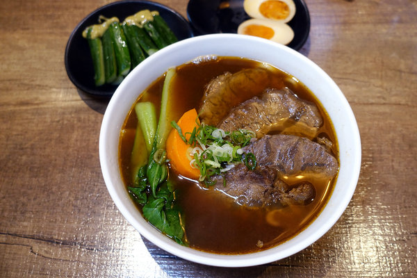 牛莊園牛肉麵，大安區四維路美食，科技大樓站牛肉麵，香煎雪花牛肉麵、蔬果湯頭牛肉麵，成功國宅旁得獎牛肉麵(含牛莊園菜單)