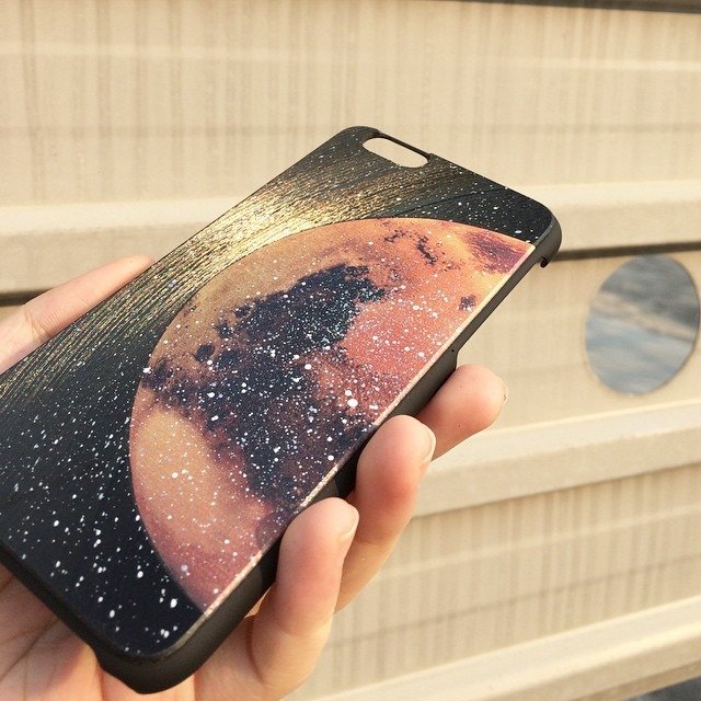 每一個 HIRAETH 系列手工黑膠唱片 Phone Case 從手工打磨製作的純黑唱片紋理 Phone Case 開始，加上星球和一筆筆星塵，當兩個 Case 拼接在一起可以就拼出一個完整的浪漫星球