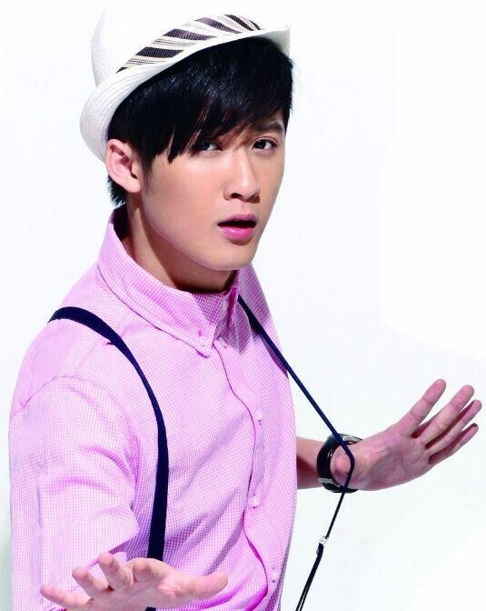 近期爆火男星的青澀舊照！鄧為、成毅風格差異大，陳哲遠、曾舜晞從小顏值就高！