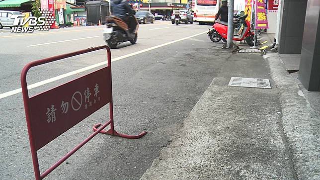 並排違停惹眾怒　當地人痛批「大里日常」