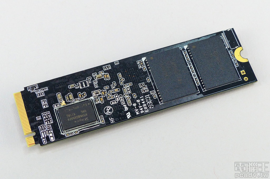 移除背面貼紙，可窺見另外 2 個快閃記憶體與 1 個動態記憶體。