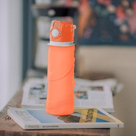 取代寶特瓶而生的折疊矽膠水瓶 / 軟Q可捲收，輕量好隨攜 / 防漏雙設計，搖晃不漏水 / 冷熱隨時飲，想喝什麼裝什麼