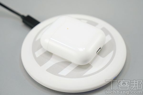 兩組AirPods系列耳機所搭配的充電盒，均可透過Qi相容的充電板進行無線充電。
