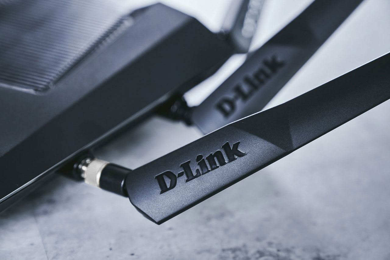 近距離檢視也能發現天線同樣為幾何式造型，採霧面處理的表層搭配亮面的 D-Link Logo 讓整體看起來挺有質感的。