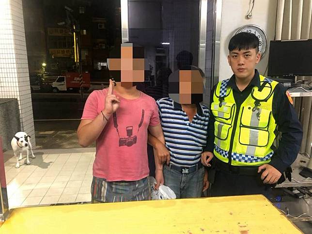 公墓驚見少年吃供品！暖警供熱食止飢