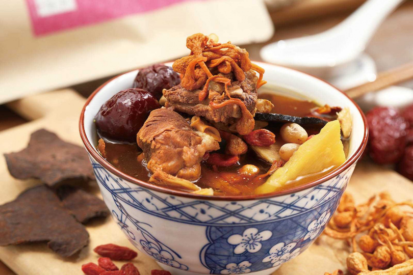 藥膳補湯「粉紅蟲草膳」中的金蟲草、紅景天及粉光蔘，都是溫補良品。（300元）（圖／于魯光攝）