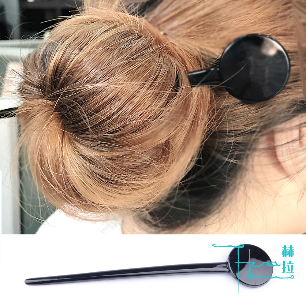 ┤商品說明├ 【Hera 赫拉】韓版輕巧隨手叉棒棒糖造型髮簪-3入一組 輕巧方便，可以隨身攜帶不怕掉。 遇到太厚重的頭髮，橡皮筋容易斷裂綁不住， 而鯊魚夾則不夠美觀時候， 髮簪可將頭髮梳束的乾淨俐落，