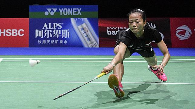 Pebulu tangkis Indonesia Fitriani berusaha mengembalikan kok  kearah  pebulu tangkis Jerman Yvonne Li pada babak pertama Kejuaraan Dunia Bulu Tangkis 2019 di St. Jakobshalle, Basel, Swiss, Selasa, 20 Agustus 2019. Pertemuan di Kejuaraan Dunia ini menjadi pertemuan pertama Fitriani dengan pebulu tangkis Taiwan peringkat dua dunia itu. ANTARA/Hafidz Mubarak
