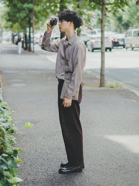 融入寬感長褲打造無拘束的率性態度