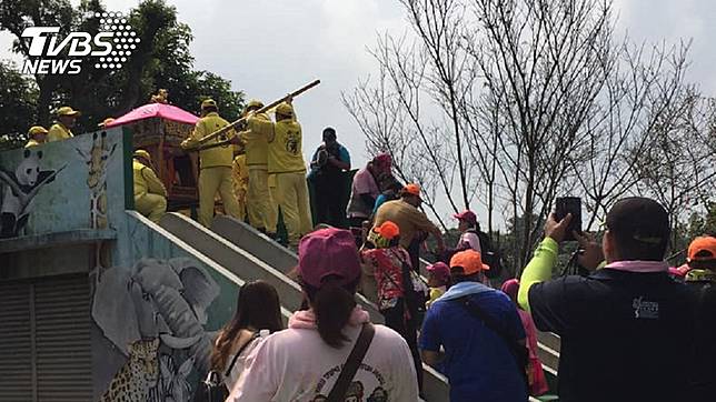 苗栗白沙屯媽祖走進彰化芬園鄉文德國小校園，走上溜滑梯。圖／文德國小校長李政穎授權提供