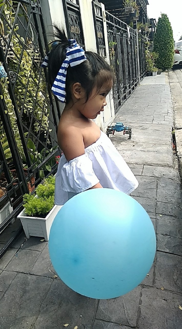 จับลูกแต่งตัว แล้วมาถ่ายรูปกัน