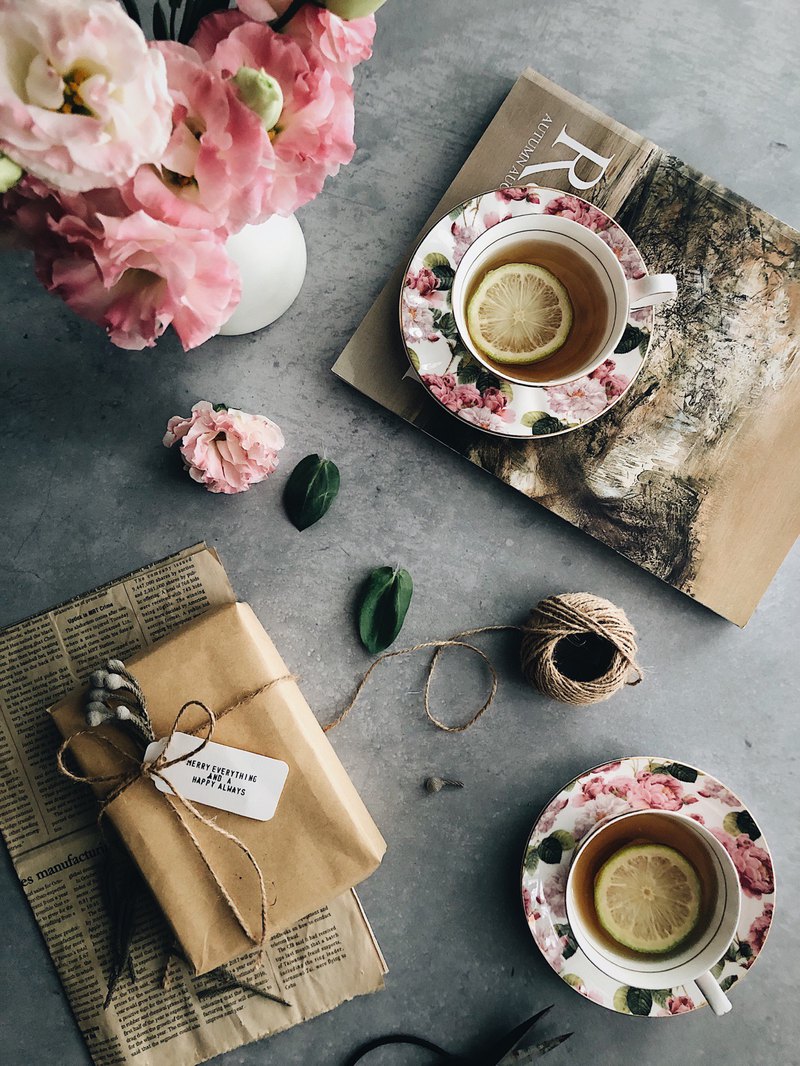 「餐桌上的手機攝影」 想要拍攝任何商品(含食品)，都非常有幫助。攝影、擺盤、光線等等技巧，將與大家分享? 重點:如何在夜間⋯也可以拍出白天自然光的照片呢？」