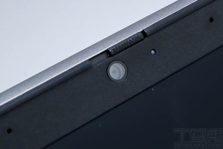 訊攝影機上方有手動推桿，平時可以將鏡頭遮蔽，預防被遠端啟動。