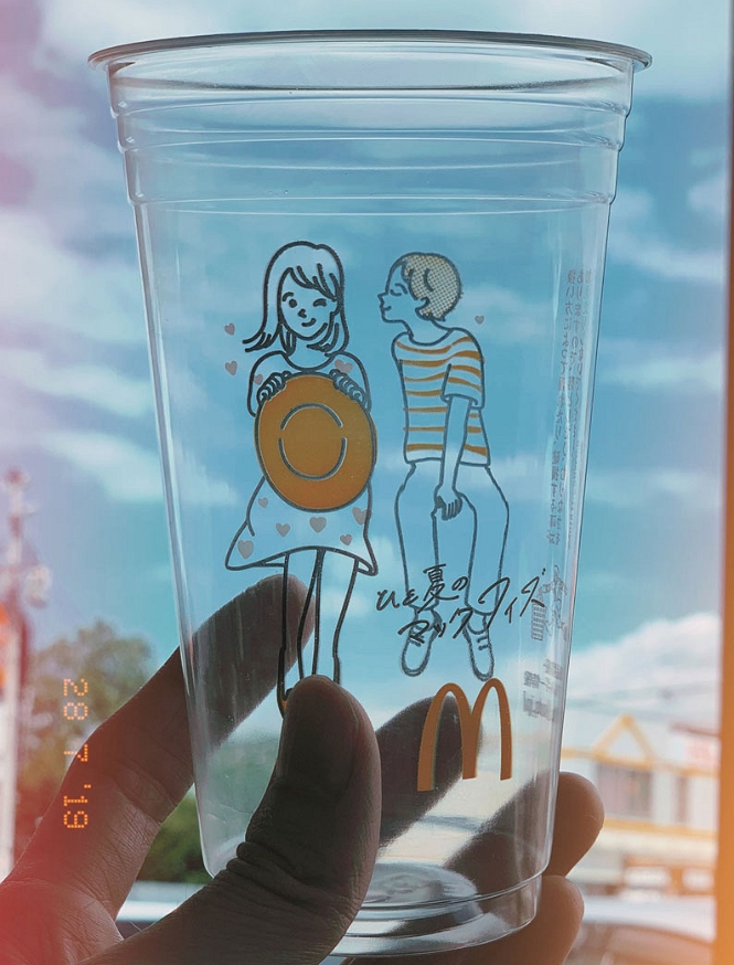 日本麥當勞推出手繪風文青男女飲料杯，卻被網友玩成令人傻眼的情色杯