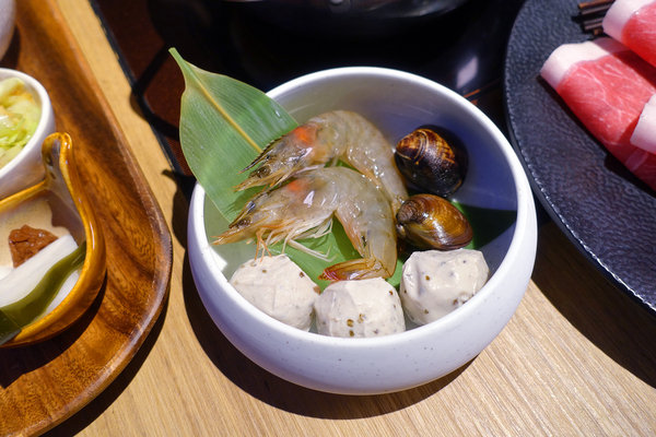 Hi-Q褐藻生活館Hi-Q鱻食，南京三民站不限時餐廳，文創、購物、美食、活動場地租借，網美必備美食養顏鍋，免費WIFI及插座咖啡紅茶免費喝