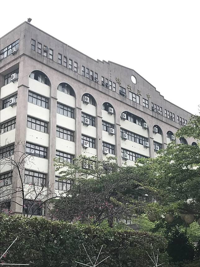 台中科科技大學今傍晚驚傳墜樓案，一男子從中正大樓墜下，經送醫急救仍傷重不治。記者林佩均／攝影