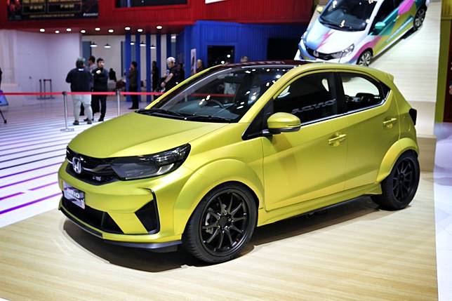 Honda Brio Millenials Project Berwarna Emas Dengan Fender Gemuk