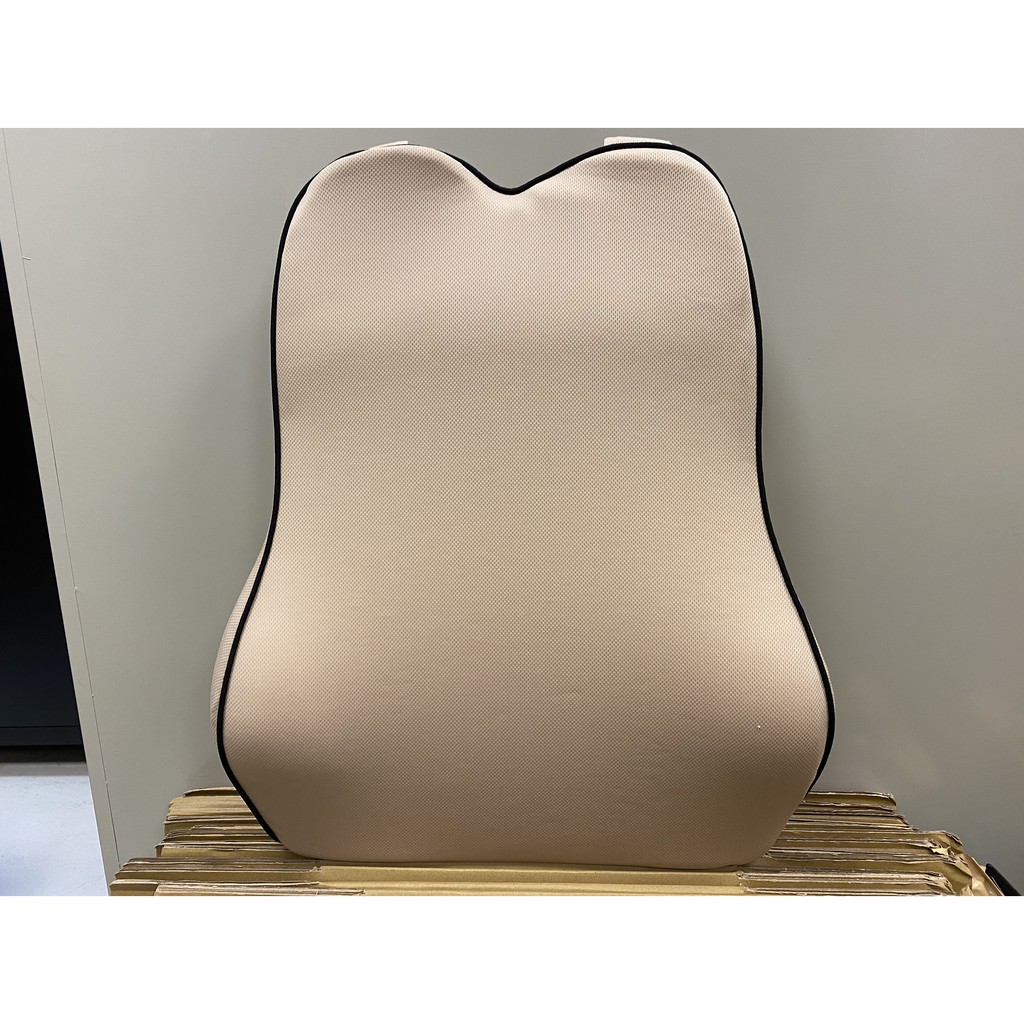 【Relass】姿勢調整太空記憶棉辦公室腰背靠墊這款舒壓墊，胸腰椎曲線設計，弧形支撐，此設計能有效支撐胸、腰部的力量，將腰部兩側包覆住，有效支撐以及調整坐姿，有效紓緩腰部壓力，減少腰背痠痛的情況產生-