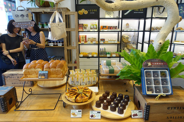 哈肯舖淨生吐司、桑葚優格吐司，使用聯華潔淨認證麵粉，成分天然、八大無添加，嚴選好食材低溫發酵手感烘焙，安心美味的生吐司