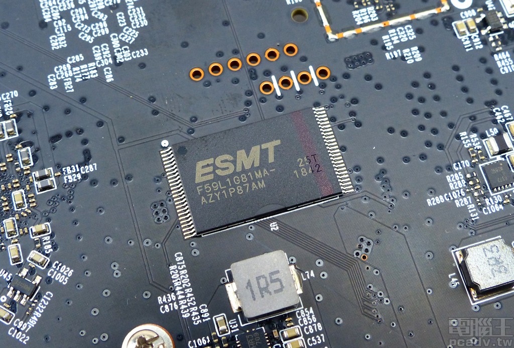 ▲ ESMT F59L1G81MA NAND 快閃記憶體放置於電路板背面，容量 1Gbit 負責存放韌體、軟體。