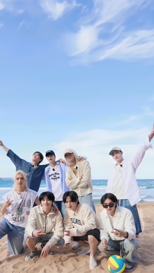 Stray kids with stay