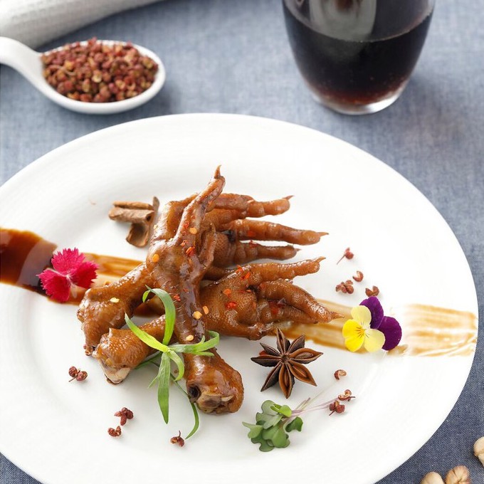 賣灶Lo.Ve源自新店老舗「聖巴黎」,將傳家的焦糖老滷,混融西式香草與中式椒麻,用温潤不嗆喉的焦糖香與椒麻辣,撫慰你的心,你的胃。世界繞了一圈,無獨有偶,「家」的味道始終在每個遊子心裡縈繞,而「辣」成