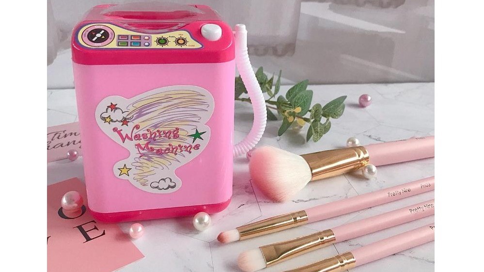 超療癒！專屬刷具的粉紅迷你洗衣機，自動運轉乾淨溜溜～