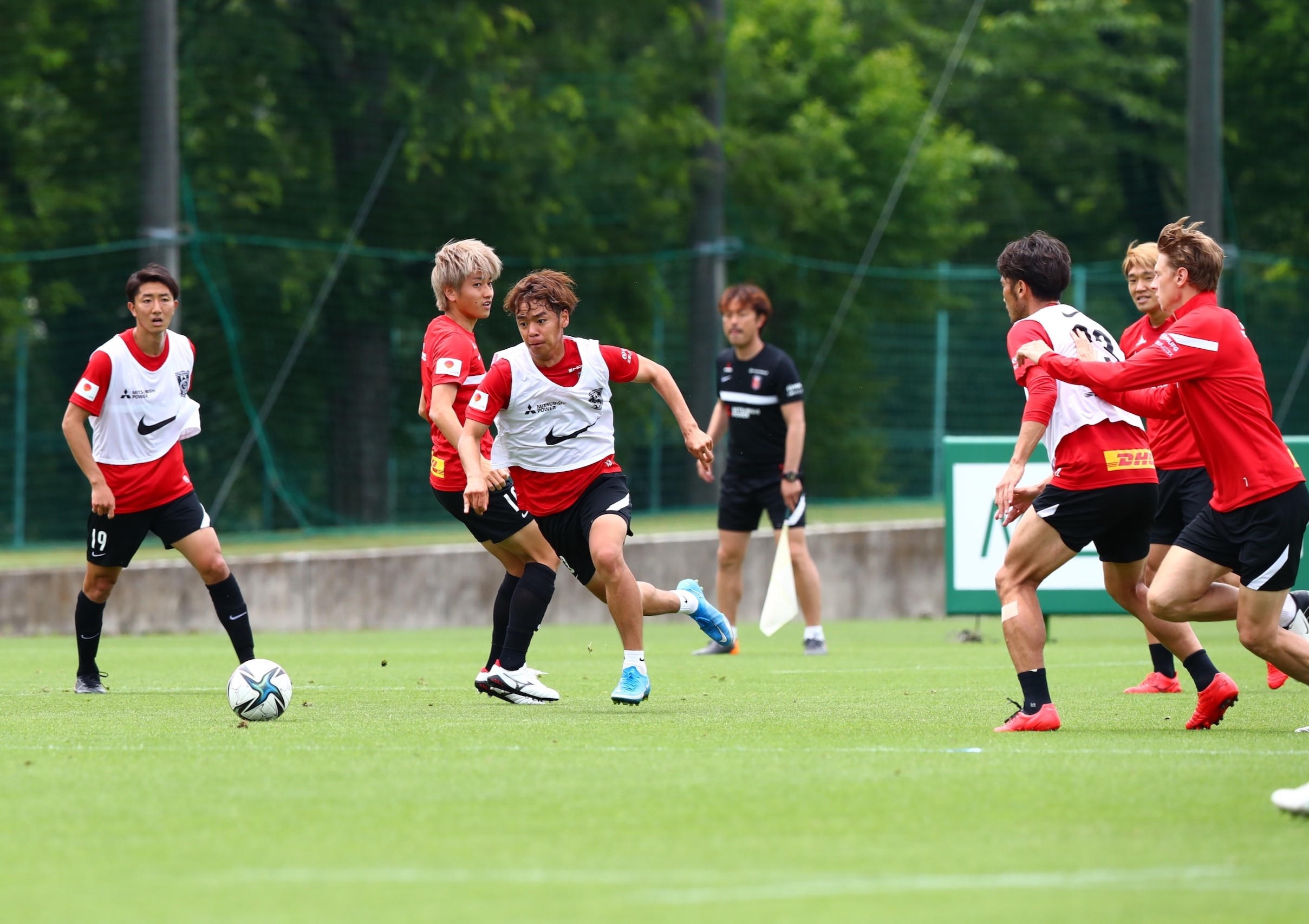 興梠がゲスト参加 西も感心の指導 小学生なら誰でも応募できるレッズの サッカー塾