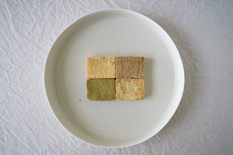 南投玫瑰X高雄老梅、花蓮柚香金萱X屏東芒果青、木柵鐵觀音X台南柴燒桂圓、以及南投紅玉紅茶X屏東檸檬，從物產、風土、到工藝，四果茶酥，四款島嶼風味提案，許一個平安團圓的願