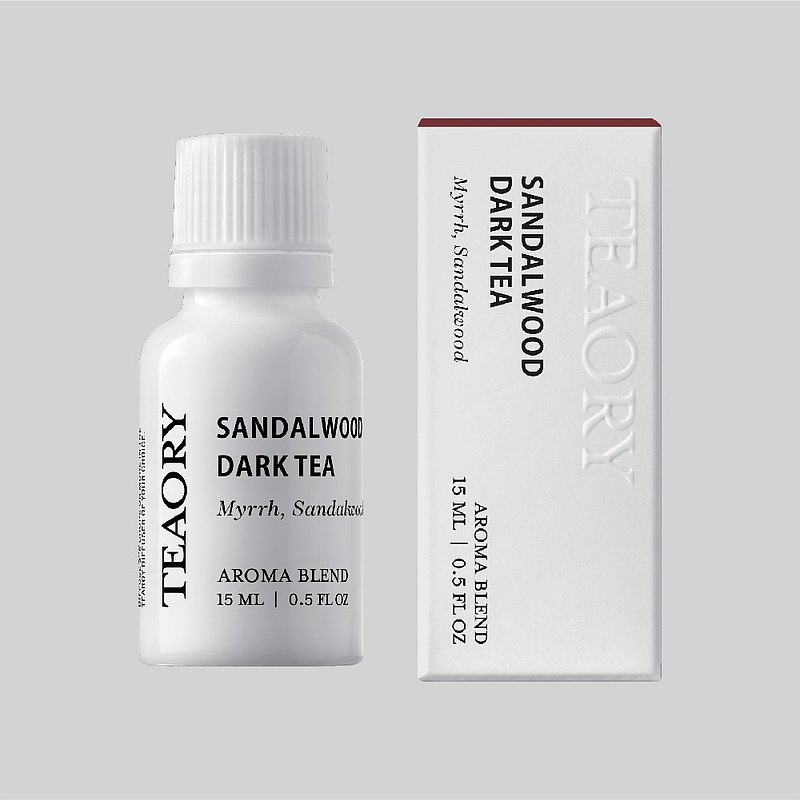 一日茶道複方精華系列， 以台灣經典茶品發想，透過嗅覺想像，將時光淬煉出的茶香 原味，全都濃縮進細緻典雅的白玉瓶中。茶樹抱綠、碧海青 青，讓嗅覺在芬芳中甦醒，體悟歲月靜好的從容之美。