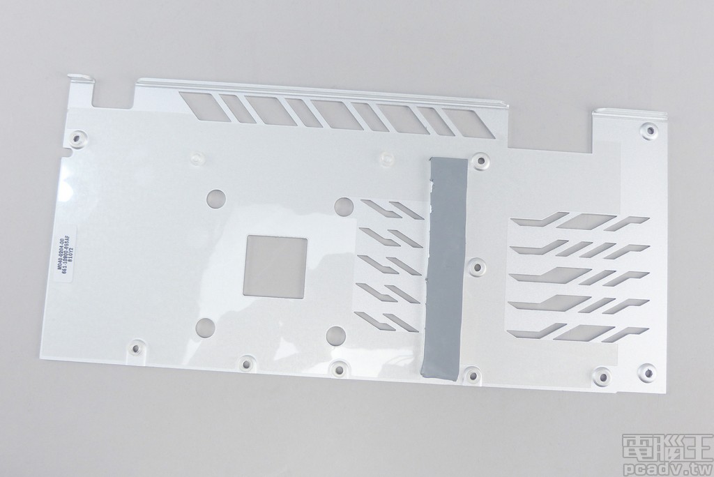 金屬強化背板 MOSFET 對應區域，加上導熱墊協助散熱