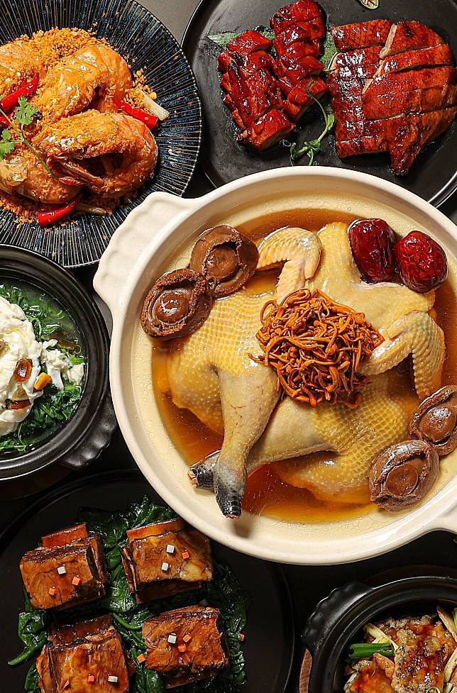 米其林餐盤推薦餐廳--晶華軒鄔海明主廚準備的米其林星廚宴可以吃得到餐廳招牌的片皮鴨三吃、鱈蟹西施泡飯、手工現做港點集，以及豉油皇蝦和薑蔥龍膽魚等佳餚。(圖/晶華酒店)