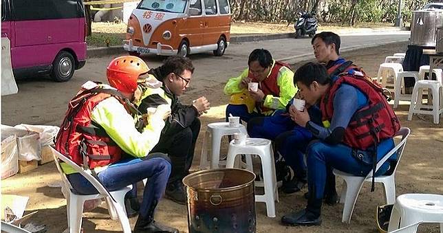 【救災熱食車2】 女消防員凍到發紫　餐車老闆鼻酸「不走了」