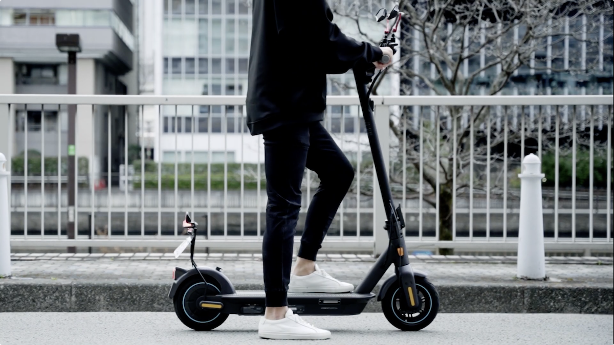 セグウェイが日本専用モビリティーを開発 国内用電動キックスクーター J Max